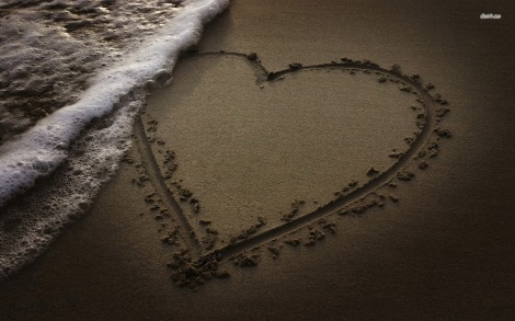 11863-drawn-heart-in-the-sand-1680x1050-photography-wallpaper